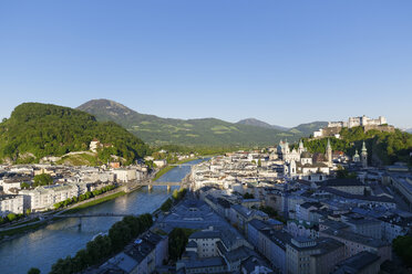 Österreich, Salzburg, Blick auf Kapuzinerberg und Burg Hohensalzburg an der Salzach - SIE003923