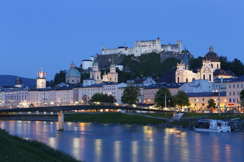 Österreich, Salzburg, Blick auf Stiftskirche und Burg Hohensalzburg an der Salzach - SIE003922