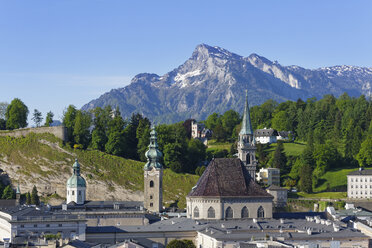 Österreich, Salzburg, Blick auf die Abtei St. Peter und die Franziskanerkirche - SIE003901