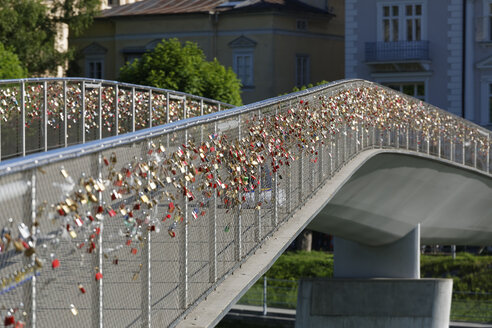 Österreich, Salzburg, Liebesschlösser am Makartsteg - SIE003904