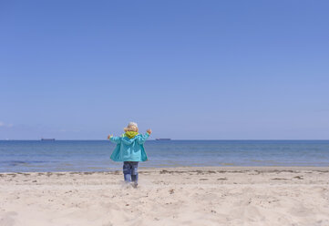 Deutschland, Mecklenburg Vorpommern, Junge spielt mit Sand an der Ostseeküste - MJF000187
