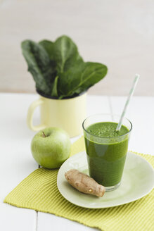 Grüner Smoothie aus grünen Äpfeln, Spinat und Ingwer, Nahaufnahme - ECF000198