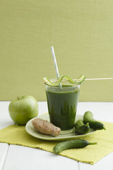 Green smoothie made of green apples, ginger and cucumber, close up - ECF000196