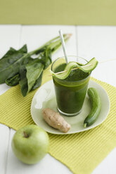 Green smoothie made of green apples, spinach, ginger and cucumber, close up - ECF000195