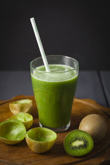 Glas mit Kiwi-Smoothie, Nahaufnahme - ECF000190