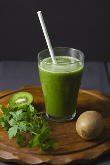 Glas mit Kiwi-Smoothie, Nahaufnahme - ECF000189