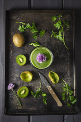 Glas Smoothie mit Kiwi, Petersilie und blühendem Schnittlauch, Nahaufnahme - ECF000188