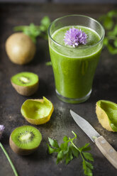 Glas Smoothie mit Kiwi, Petersilie und blühendem Schnittlauch, Nahaufnahme - ECF000187