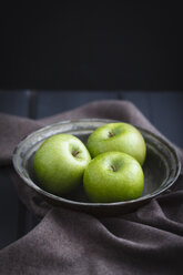 Schale mit grünen Äpfeln auf Holztisch, Nahaufnahme - ECF000184