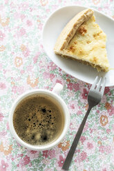 Rhabarberkuchen mit Tasse Kaffee auf Serviette, Nahaufnahme - EVGF000131