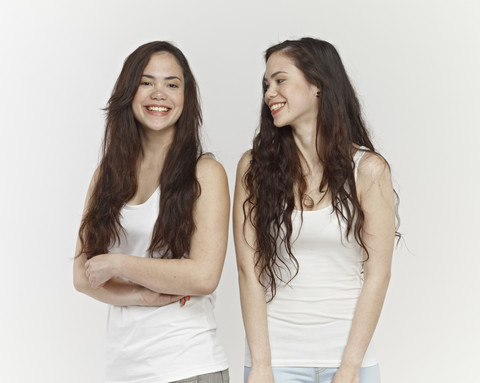 Junge Frauen lachen, lizenzfreies Stockfoto