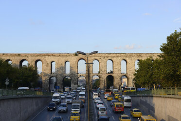 Türkei, Istanbul, Ansicht des Aquädukts von Valens - LH000143