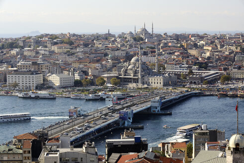 Türkei, Istanbul, Blick auf die Galata-Brücke - LH000139