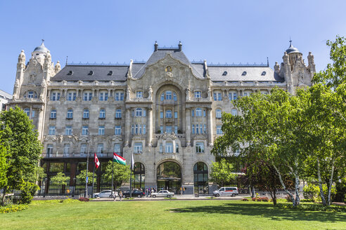 Ungarn, Budapest, Blick auf das Four Seasons Hotel Gresham Palace Budapest - MAB000076