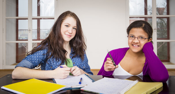 Österreich, Zwei Mädchen machen gemeinsam Hausaufgaben - DISF000069