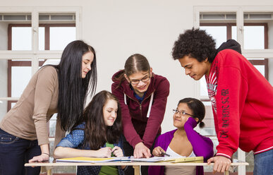 Österreich, Gruppe von Studenten, die gemeinsam lernen - DISF000070