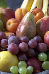 Varieties of fruits in fruit bowl, close up - CSF019413