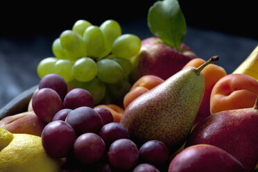 Varieties of fruits in fruit bowl, close up - CSF019414