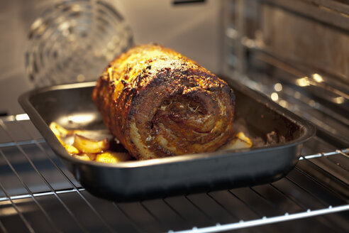 Gerollter Schweinebraten auf einem Blech im Ofen, Nahaufnahme - CSF019451