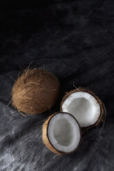 Kokosnüsse auf Textil, Nahaufnahme - CSF019424