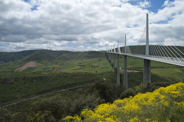 Frankreich, Blick auf die Viaduktbrücke von Millau - LA000067