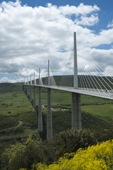 Frankreich, Blick auf die Viaduktbrücke von Millau - LA000068