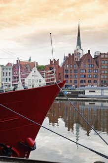 Deutschland, Lubeck, Blick auf den Alten Hafen und klassische Häuser - MS002927