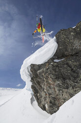 Österreich, Tirol, Älterer Mann beim Skifahren im Schnee - FF001356