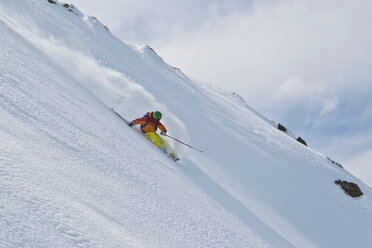 Österreich, Tirol, Älterer Mann beim Skifahren auf der Piste - FF001359