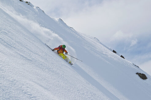 Austria, Tyrol, Mature man skiing in slope - FF001359