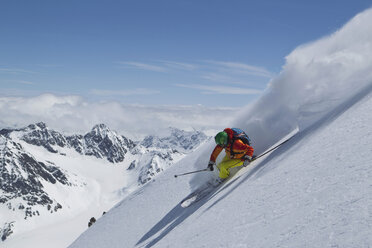 Austria, Tyrol, Mature man skiing in slope - FF001352