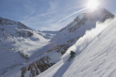 Österreich, Tirol, Älterer Mann beim Skifahren auf der Piste - FF001355