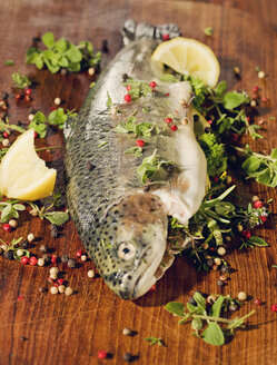 Trout stuffed with herbs on wood - CH000054