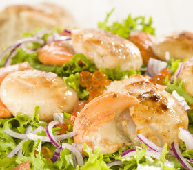 Jakobsmuschelsalat mit Kaviar und Brot auf Teller - CHF000051