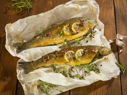 Fried trout stuffed with herbs on wooden plank - CH000027