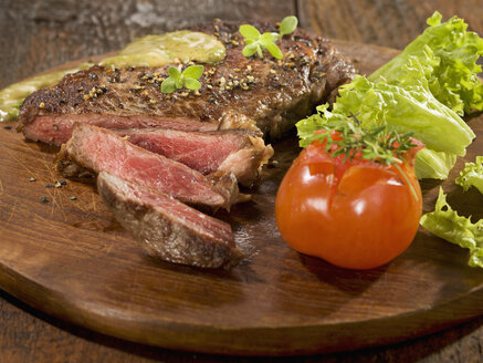 Grilled rib eye steak with herb sauce on wood - CHF000028
