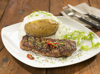 Rump steak with baked potato on square plate - CH000032