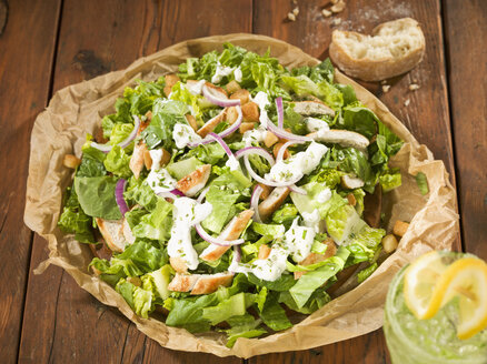Caesar-Salat mit kühlem Getränk, Nahaufnahme - CH000035