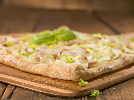 Classic tarte with onions ham and leek on wood - CH000036