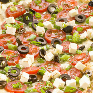 Greek tarte flambee with tomato, olives, feta cheese and leek, close up - CHF000037