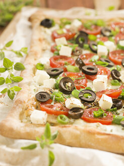 Tarte mit Tomate und Olive auf Pizzabrett - CHF000038