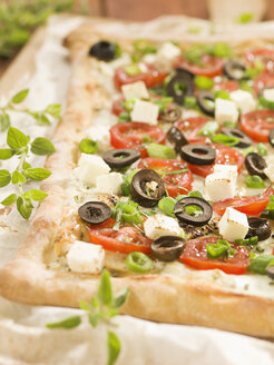 Tarte with tomato and olive on pizza board - CHF000038