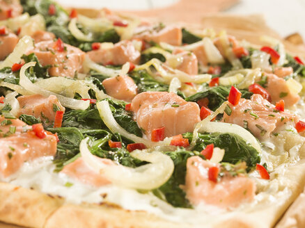 Tarte with salmon on pizza board - CHF000039