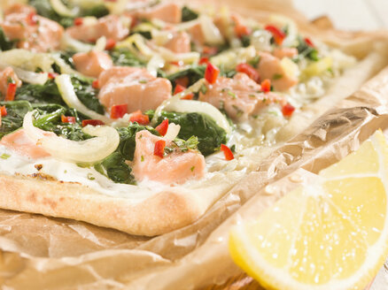 Tarte with salmon on pizza board - CHF000040