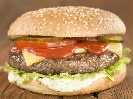 Classic burger with cheese and iceberg lettuce, close up - CHF000041