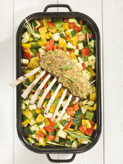 Lamb karree with herb crust and vegetable on roasting pan - CHF000044