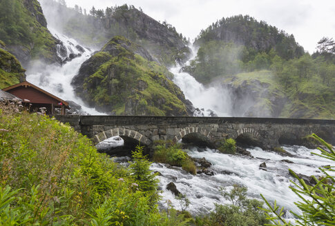 Norwegen, Doppelter Wasserfall Latefoss mit Brücke - HWO000002