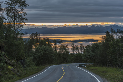 Norwegen, Blick auf leere Straße, lizenzfreies Stockfoto