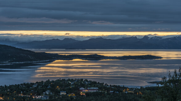 Norwegen, Blick auf die Lofoten - HWO000010