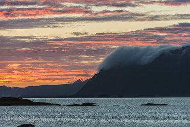 Norway, Clouds roll over mountains - HWO000015